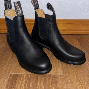 NEW (with box) black heeled Blundstone Boots size 7.5 US